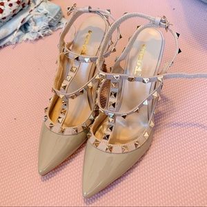 nude patent leather studded pump / stiletto heels